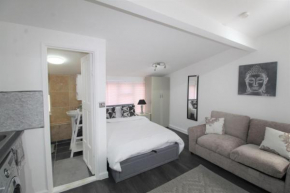 Studio 2 min walk to Upton Park Station